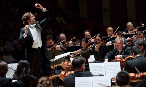 Gustavo Gimeno y las hermanas Labèque llevan conciertos para piano de Muhly y Dessner a la Filarmónica de Los Angeles