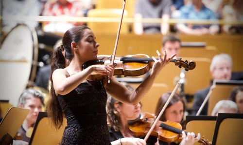 Kazuki Yamada debuta al frente de la Orquesta Nacional de España, con Sara Ferrández como solista