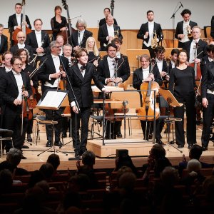 Klaus Mäkelä dirige la Quinta sinfonía de Bruckner al frente de la Orquesta del Concertgebouw, en el Festival de Dresde