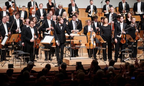 Klaus Mäkelä dirige la Quinta sinfonía de Bruckner al frente de la Orquesta del Concertgebouw, en el Festival de Dresde