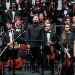 Kirill Petrenko dirige la Quinta sinfonía de Bruckner en Ravenna, al frente de la Joven Orquesta Gustav Mahler