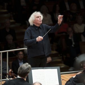 Simon Rattle dirige obras de Widmann y Bruckner al frente de la Filarmónica de Berlín