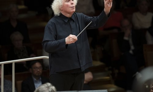 Simon Rattle dirige obras de Widmann y Bruckner al frente de la Filarmónica de Berlín