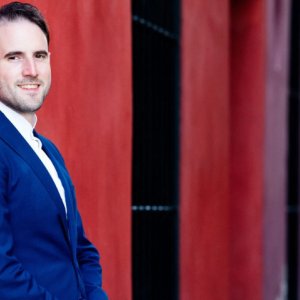 François López Ferrer dirige la Filarmónica de Los Angeles con músicas de Falla, Piazzolla, Ravel y Debussy