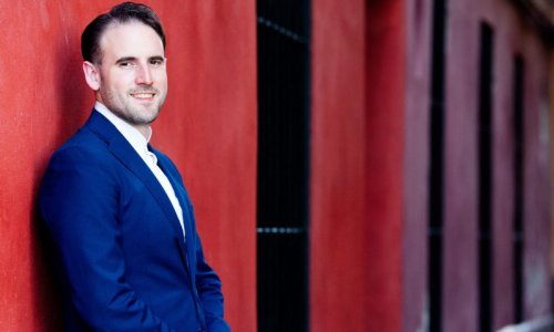 François López Ferrer dirige la Filarmónica de Los Angeles con músicas de Falla, Piazzolla, Ravel y Debussy