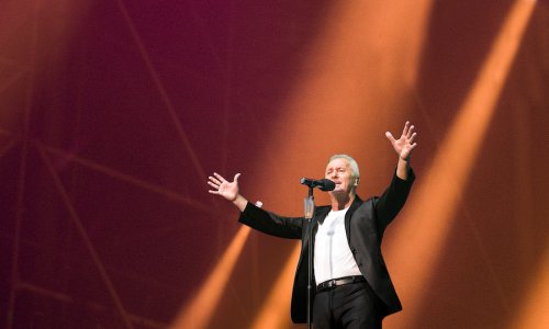 La Real Filharmonía de Galicia actúa en Vigo junto al cantante Víctor Manuel en su gira sinfónica