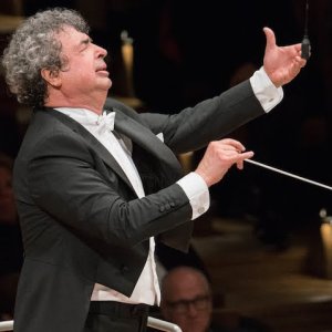 Semyon Bychkov cancela su agenda más inmediata para someterse a una operación de espalda