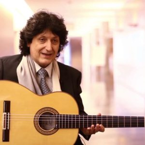 Juan Manuel Cañizares toca dos de sus conciertos para guitarra con la Orquesta RTVE