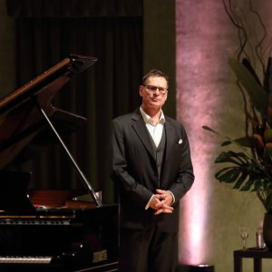 Simon Keenlyside canta Lied en Les Arts junto a Malcolm Martineau