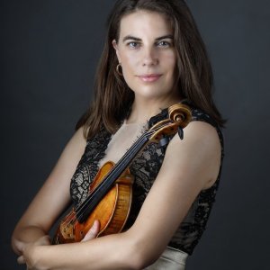 La violinista Lucia Veintimilla estrena 'La transpiración de los sueños' de Manuel Martínez Burgos
