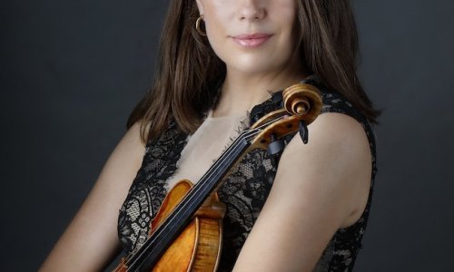 La violinista Lucia Veintimilla estrena 'La transpiración de los sueños' de Manuel Martínez Burgos
