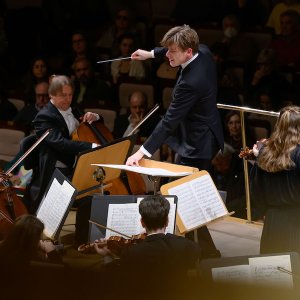 Klaus Mäkelä en Ibermúsica con la Orquesta del Concertgebouw y la violinista Janine Jansen