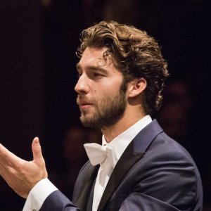 Lorenzo Viotti reemplaza a Riccardo Chailly al frente de la Filarmonica della Scala durante su próxima gira europea