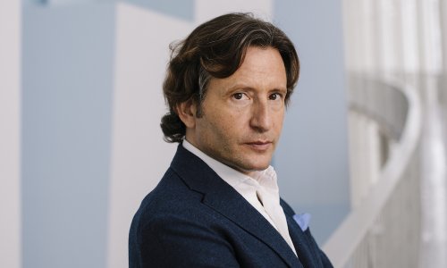 Gustavo Gimeno, condecorado con la Encomienda de la Real Orden al Mérito Civil