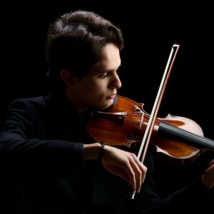Javier Comesaña sustituye a Clara-Jumi Kang esta semana con la Orquesta de Extremadura y Andrés Salado