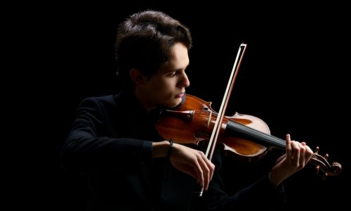 Javier Comesaña sustituye a Clara-Jumi Kang esta semana con la Orquesta de Extremadura y Andrés Salado