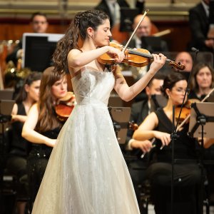 María Dueñas interpreta el 'Concierto para violín' de Mendelssohn con la Orquesta de RTVE