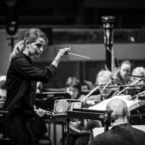 Karina Canellakis seguirá al frente de la Orquesta Filarmónica de la Radio de los Países Bajos hasta 2031