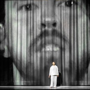 Simon Rattle y Andrè Schuen encabezan una nueva producción de 'Don Giovanni' en Aix-en-Provence, con escena de Robert Icke