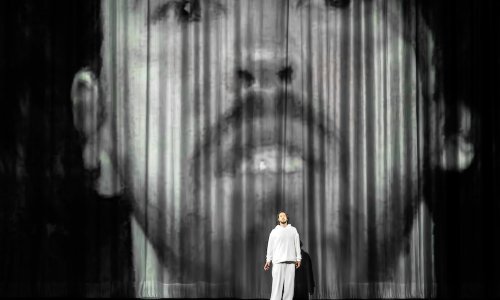 Simon Rattle y Andrè Schuen encabezan una nueva producción de 'Don Giovanni' en Aix-en-Provence, con escena de Robert Icke