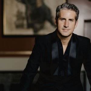 Lucas Macías estrena su titularidad al frente de la ROSS con la Segunda sinfonía de Mahler