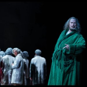 Simon Keenlyside protagoniza 'Falstaff' en La Monnaie de Bruselas, con escena de Laurent Pelly