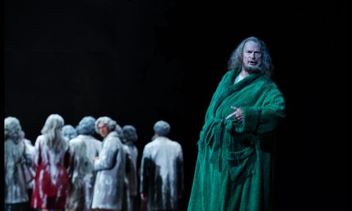 Simon Keenlyside protagoniza 'Falstaff' en La Monnaie de Bruselas, con escena de Laurent Pelly