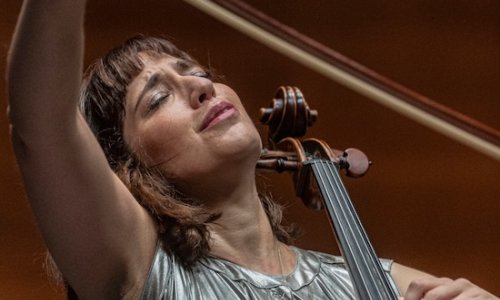 La directora Katharina Müllner y la violonchelista Camille Thomas con Euskadiko Orkestra