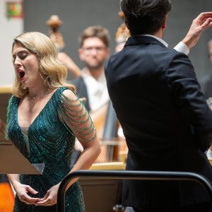 Antonio Méndez al frente de Euskadiko Orkestra con obras de Ravel, Sorozábal y Mahler, con la soprano Sofía Esparza