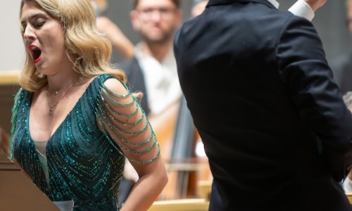 Antonio Méndez al frente de Euskadiko Orkestra con obras de Ravel, Sorozábal y Mahler, con la soprano Sofía Esparza