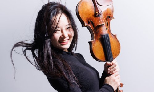 La violinista surcoreana Bomsori, solista invitada de Euskadiko Orkestra, con Ana María Patiño a la batuta