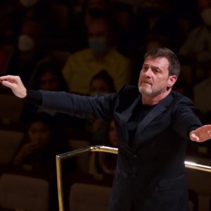 Álvaro Albiach sustituye a José Miguel Pérez-Sierra al frente de 'Jugar con fuego' en el Teatro de la Zarzuela