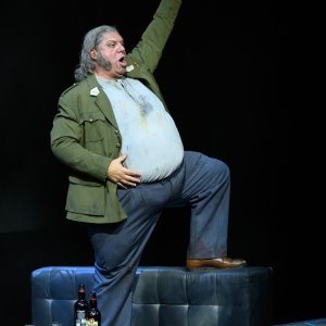 Luca Salsi protagoniza 'Falstaff' en el Liceu, bajo la batuta de Josep Pons y con escena de Laurent Pelly