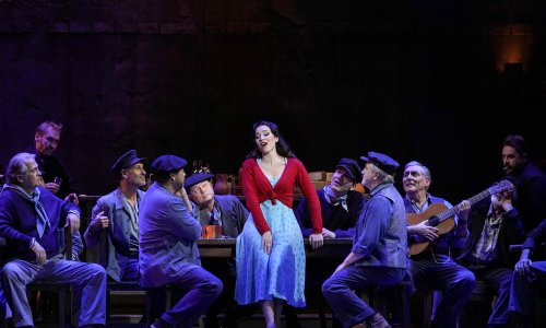 Leonor Bonilla encabeza 'La tabernera del puerto' en Bogotá, con escena de Mario Gas