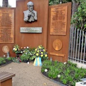 Erigen un monumento en la tumba del director de orquesta Kurt Masur