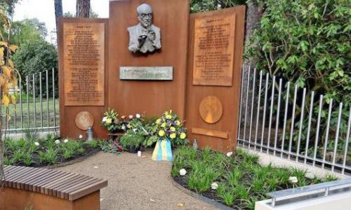 Erigen un monumento en la tumba del director de orquesta Kurt Masur