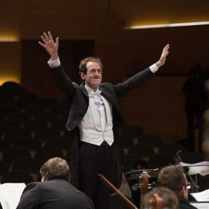 Pablo González y Juan Pérez Floristán junto a la Orquesta de RTVE