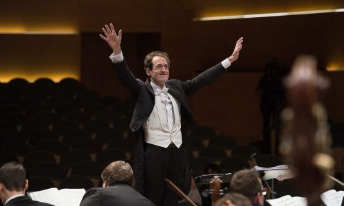 Pablo González y Juan Pérez Floristán junto a la Orquesta de RTVE