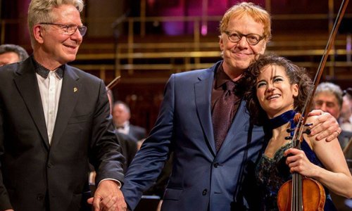 El compositor de bandas sonoras Danny Elfman presenta su Concierto para violín en un nuevo disco