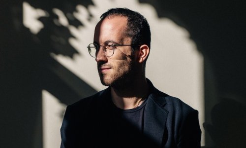 Igor Levit interpreta, en streaming, una obra de Satie durante 20 horas y repitiendo las mismas notas 840 veces