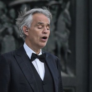 Andrea Bocelli pone en duda la gravedad del covid19 y dice sentirse humillado por el confinamiento