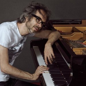 El Gobierno llama a James Rhodes para que toque Beethoven en la presentación de su Plan de Recuperación 